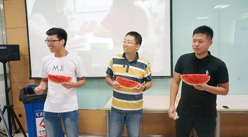 巢湖一中网课兄妹吃瓜,揭秘网课背后的温馨瞬间